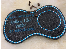 Stickdatei ITH - Mug Rug Spruch "Alles unter einem halben Liter Kaffee ist Mundspülung"